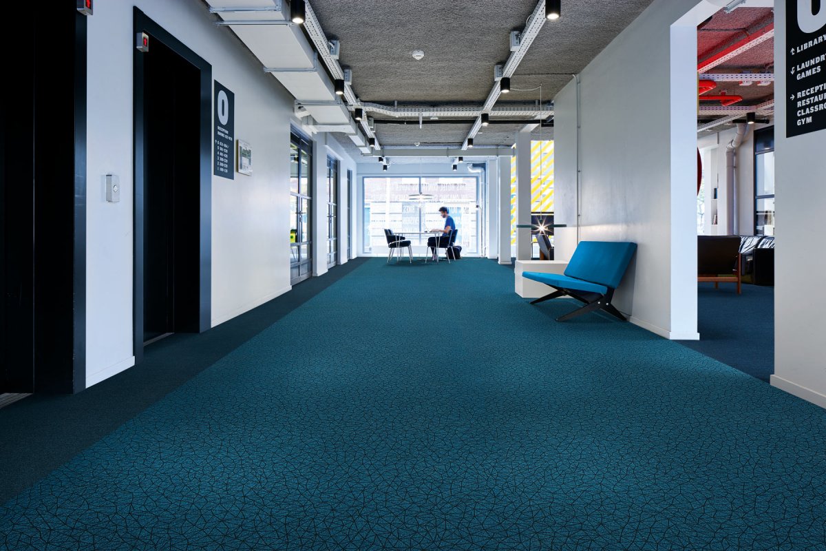 Tapis rouge pour la nouvelle collection de textiles aiguilletés signée Forbo